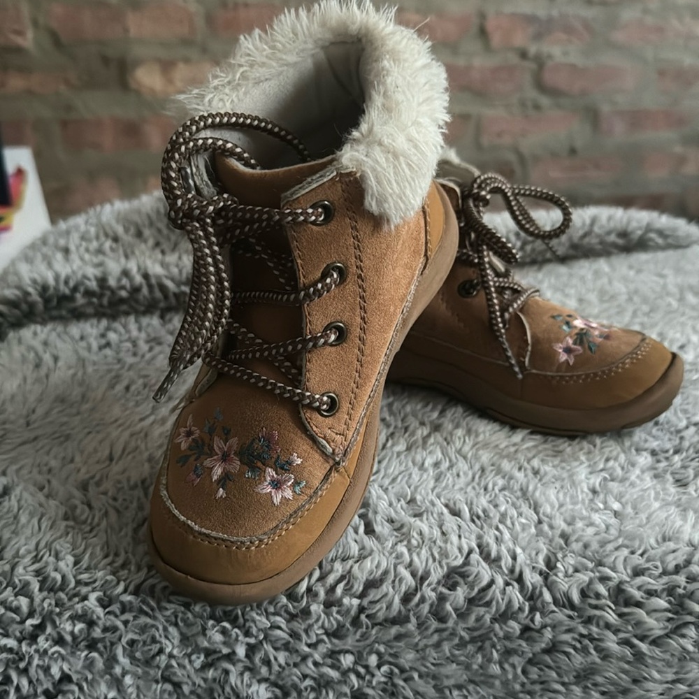 Kids Osh Kosh B’gosh waterproof boot. Floral detail design for fall and winter !